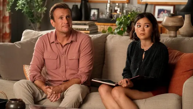 Кадр із фільму - чоловік та дівчина сидять на дивані у кімнаті і дивляться вбік