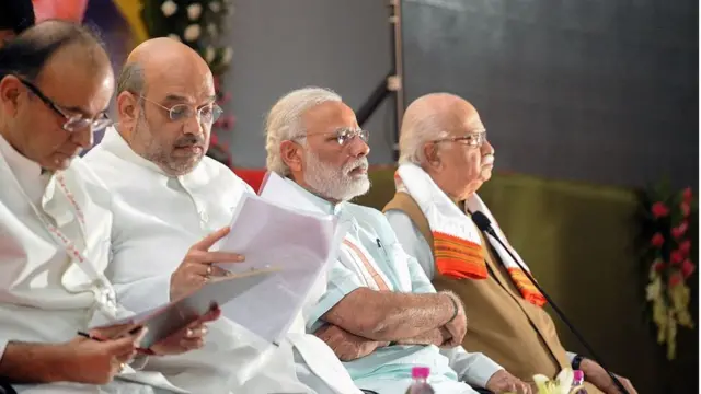 નરેન્દ્ર મોદી અને અડવાણી અને અમિત શાહની તસવીર