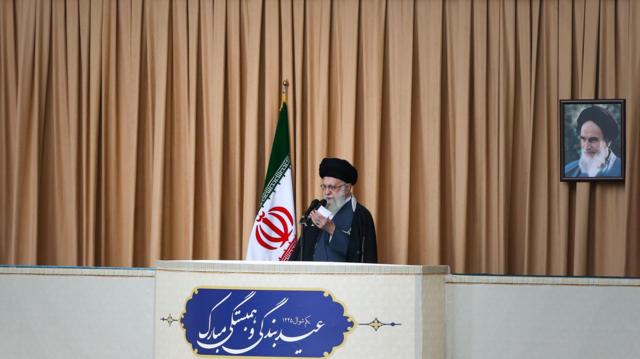 آیت‌الله علی خامنه‌ای، رهبر جمهوری اسلامی در حال سخنرانی