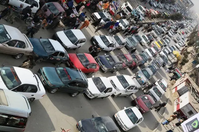 خیابان کابل مملو از موترها 