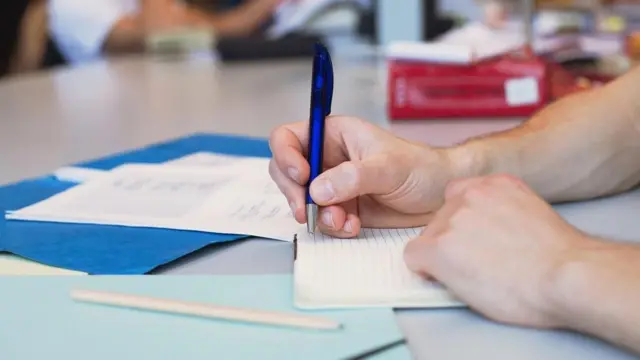 طالب يدون ملاحظات