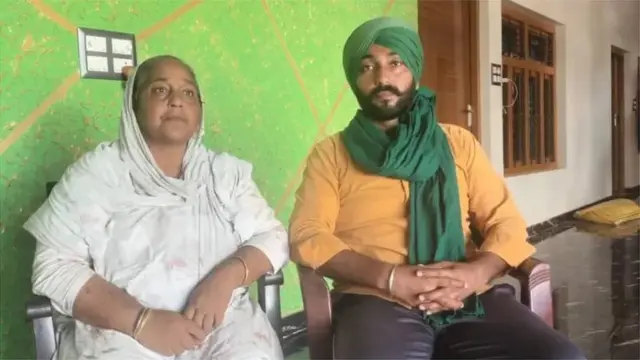 નક્ષત્રસિંહનાં રડતાં પત્ની જસવંત કૌર અને પુત્ર જગદીપ