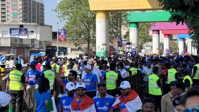 मोटेराकडे जाणारा मुख्य रस्ता भारतीय जर्सी घातलेल्या चाहत्यांनी गजबजलेला दिसत आहे. 