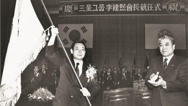 李健熙（左）就任三星集团会长（董事长）（三星集团发放照片24/12/1987）