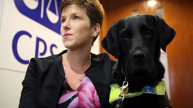 에란 커트리프 검사와 그의 맹도견 렉시