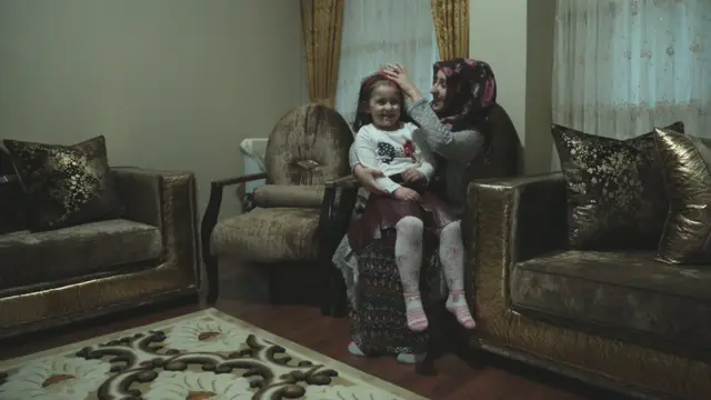 Sevda Karakaşoğlu kızı ile birlikte