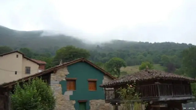 स्पेन के एस्टुरियस में पहाड़ों के बीच बसे गांव