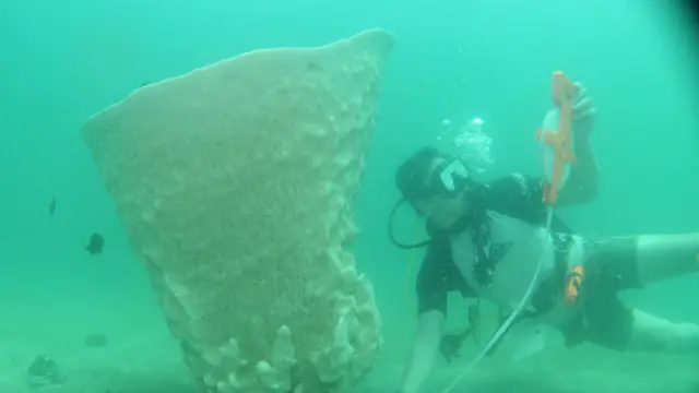 Matt Glue junto a la copa de Neptuno