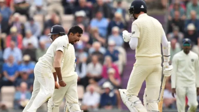 विकेट लेने का जश्न मनाते जसप्रीत बुमराह