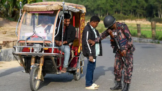 စစ်ကောင်စီနဲ့ အေအေတို့ရဲ့ တိုက်ပွဲတွေကြောင့် ဘင်္ဂလားဒေ့ရှ် ဘက်ကို စစ်ကောင်စီတပ်ဖွဲ့ဝင်တွေ ထွက်ပြေးမှု စိပ်လာချိန် ဘင်္ဂလားဒေ့ရှ်မှာ စစ်ဆေးနေတဲ့ ဘင်္ဂလားဒေ့ရှ် နယ်ခြားစောင့်တပ်ဖွဲ့၀င်တစ်ဦး