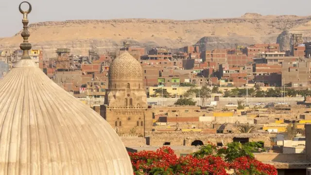 تبدو المنطقة الغاصة بالمعالم القبطية في القاهرة، أشبه بمتاهة من الكنائس العتيقة والمباني القديمة التي تعود إلى القرن السادس الميلادي