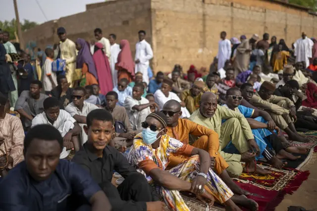 Des musulmans se rassemblent pour accomplir la prière de l'Aïd al-Adha en plein air dans la région de Saga, près de Niamey (Niger), le 27 mai 2026.