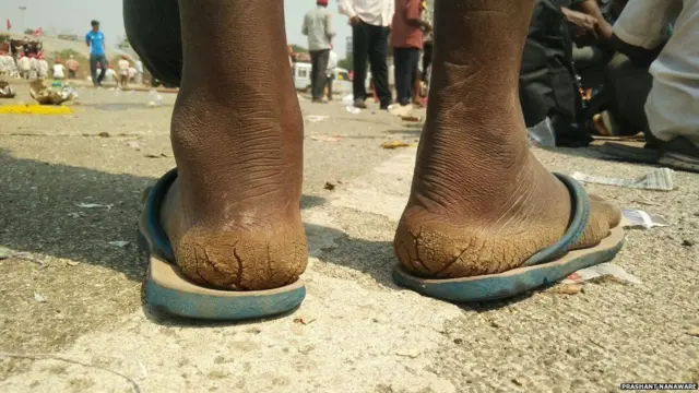 ఓ రైతు పగిలిన పాదాలు