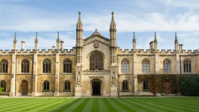 A fachada da Universidaderaidalot pokerCambridge, na Inglaterra