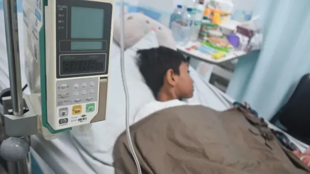 Seorang siswa menjalani perawatan karena diduga keracunan makanan di salah satu Rumah Sakit di Jakarta, Sabtu (4/4/2026).