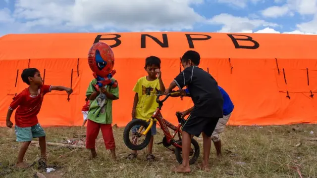 Sejumlah anak-anak korban gempa bumi bermain dekat tenda Posko Pengungsian Desa Sajang, Sembalun, Selong, Lombok Timur, NTB, Sabtu (04/08).