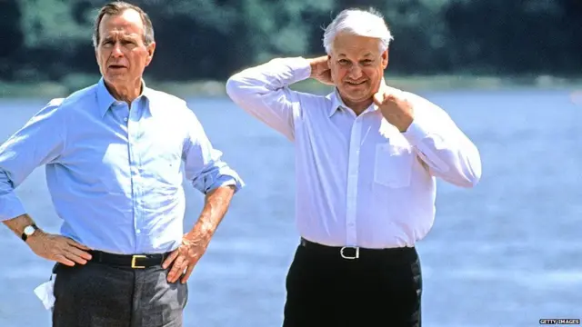 1992 में मेरीलैंड में बोरिस येल्तसिन के साथ खड़े अमेरिका के तब के राष्ट्रपति जॉर्ज बुश सीनियर (बाएं).