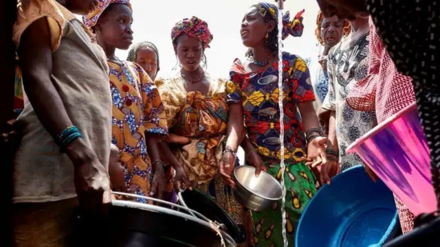 النساء والفتيات في مالي هن الأكثر تأثرا بالجفاف وعدم القدرة على الوصول للمضخات، لأنهن يكلفن عادة بجلب المياه