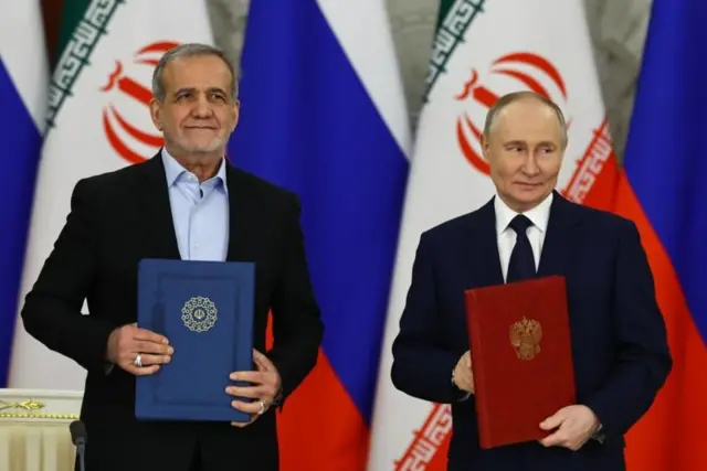 El presidente iraní Masoud Pezeshkian y su contraparte rusa Vladimir Putin