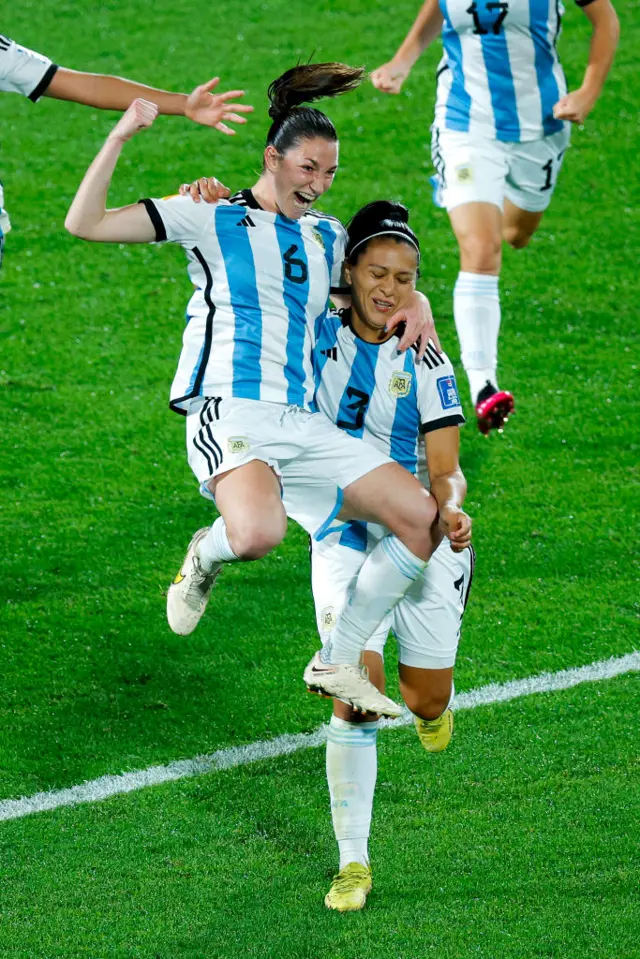 Aldana Cometti celebra junto a Eliana Stabile