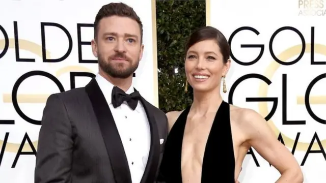 Justin Timberlake cùng vợ là diễn viên Jessica Biel cho các nhiếp ảnh gia chụp hình khi họ vừa tới lễ trao giải.