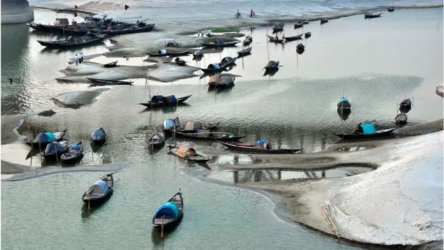 শুষ্ক মৌসুমে পদ্মার পানি শুকিয়ে পলি জমতে থাকে।