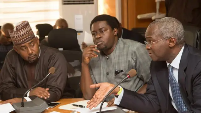 Babatunde Fasọla n bawọn asoju-sofin jiroro pọ