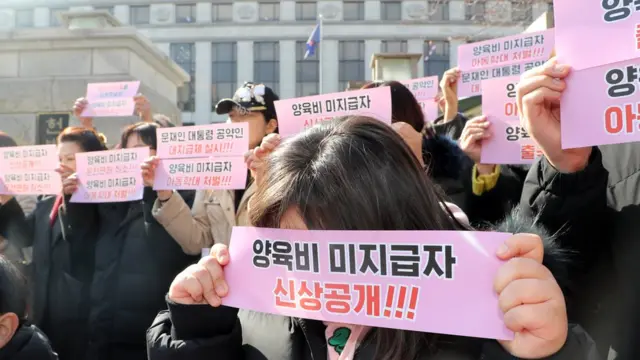 지난 해 2월 서울 종로구 헌법재판소 앞에서 열린 '양육비제도 진정입법 부작위 헌법소원 기자회견'에서 어린이가 손팻말을 들고 있다. 이날 양육비해결모임은 헌법재판소에 '양육비 미지급은 아동의 생존권인 기본권 침해'로 사상 첫 양육비 헌법소원 심판청구를 접수했다