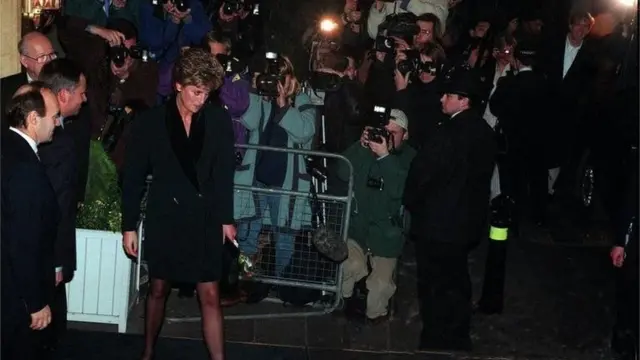 принцесса Диана в окружении журналистов