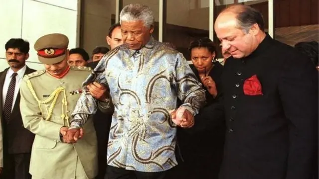1999 میں اس وقت کے وزیر اعظم نواز شریف نیلسن منڈیلا کے ہمراہ