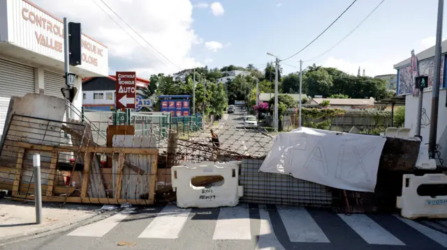 Penghalang jalan di Noumea, wilayah Pasifik Perancis di Kaledonia Baru pada tanggal 23 Mei 2024