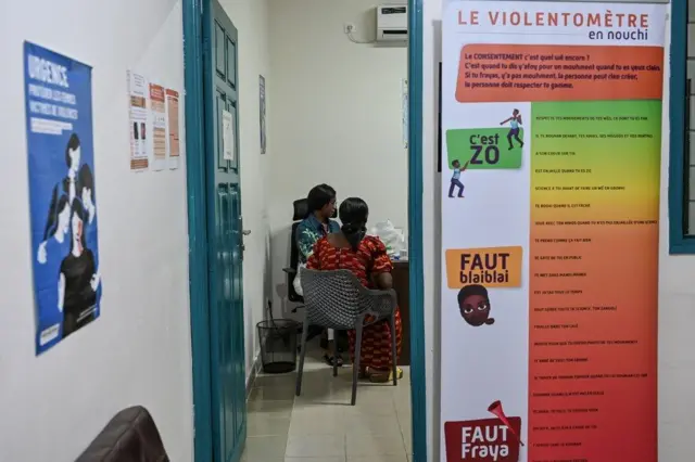 Une conseillère du centre d'accueil Akwaba Mousso pour les femmes et les enfants victimes de violences, reçoit une femme pour une consultation, le 6 mars 2024 à Abidjan, en Côte d'Ivoire.

