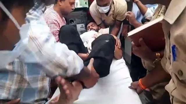 गुरुवार को झांसी में सड़क डिवाइडर से कार टकराने के बाद अतीक़ अहमद के सबसे छोटे बेटे अबान अहमद के साथ कार में सवार एक घायल व्यक्ति 