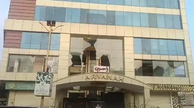 इमारत में तोड़फोड़ की गई