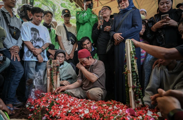 Sejumlah kerabat berdoa saat pemakaman jenazah Affan Kurniawan di TPU Karet Bivak, Jakarta, Jumat (29/8/2025).