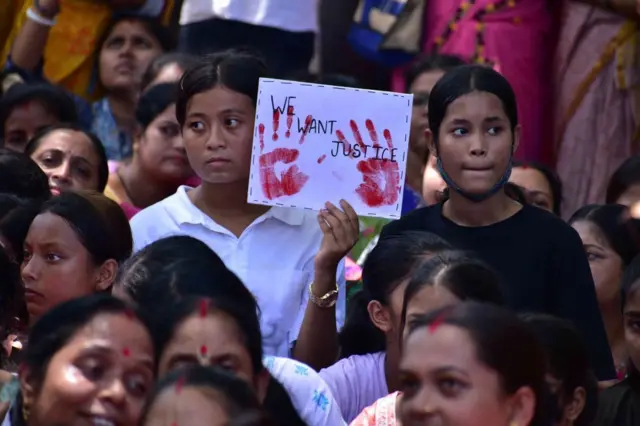 এক স্কুল ছাত্রীকে গণধর্ষণের ঘটনা নিয়ে প্রতিবাদ চলছে আসাম জুড়ে