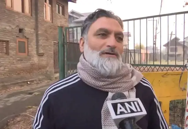 স্থানীয় বাসিন্দা তারিক আহমেদ একটি রাস্তার পাশে দাঁড়িয়ে ভারতীয় সংবাদ মাধ্যম এএনআইকে বক্তব্য দিচ্ছেন 