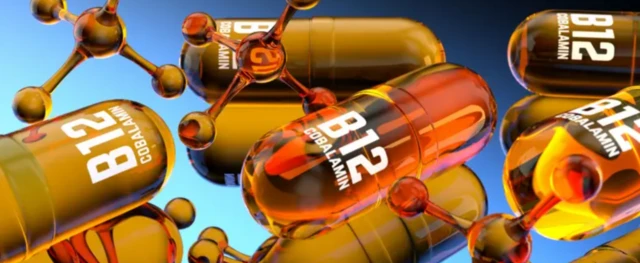 هغه کسان د بي‌۱۲ویټامین کمښت له خطر سره مخ دي چې یا یې بدن ته کافي بي‌۱۲ویټامین نه رسېږي او یا یې بدن سم جذب نه کوي