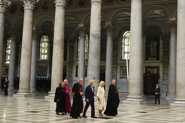 پادشاه بریتانیا و ملکه کامیلا در ادامه روز به کلیسای «سان پائولو فوئوری لمورا» در شهر رم رفتند. ملکه کامیلا در این مراسم لباس سفید بر تن داشت.