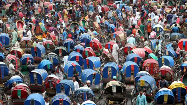 অটোরিকশা বন্ধে ঢাকার শাহবাগে ২০২৪ সালে পায়েচালিত রিকশাচালকদের আন্দোলন