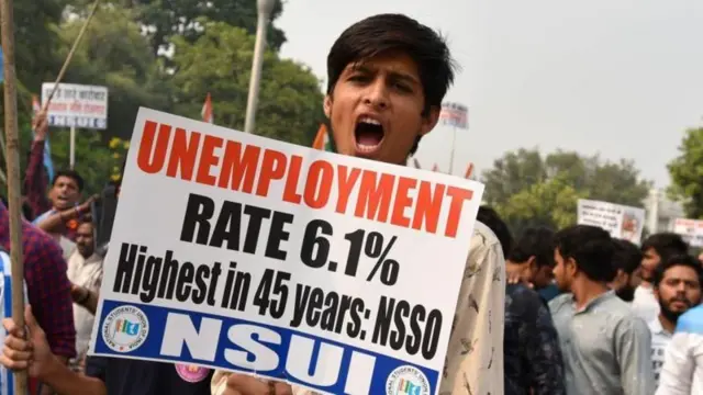 दिल्लीमध्ये 2019 साली बेरोजगारीविरोधात झालेल्या आंदोलनात सहभागी झालेला एक तरुण.