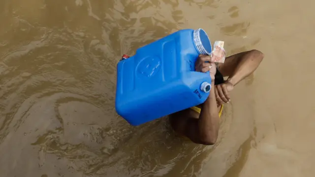 ช﻿าวฟิลิปปินส์กระทบหนักตอนพายุโนรูพัดถล่ม