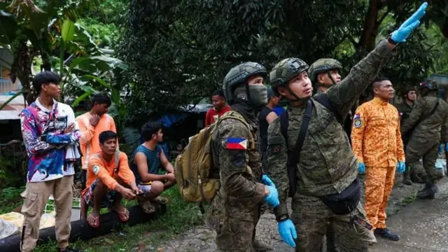 મંગળવારે રાત્રે ફિલિપીન્ઝમાં 6.9 ની તીવ્રતાનો ભૂકંપ આવ્યો, જેના કારણે અનેક ઇમારતો ધરાશાયી થઈ ગઈ અને ઓછામાં ઓછા 26 લોકો માર્યા ગયા.