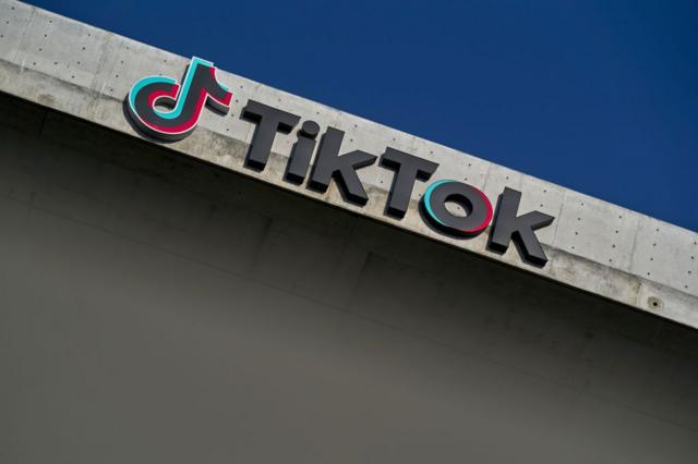 El logo de TikTok en su sede de California
