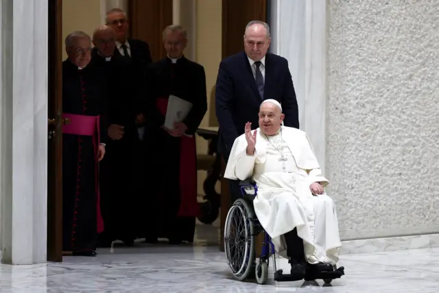 O papa Francisco chega em cadeira de rodas para audiência semanal no Vaticano, em 12 de fevereiro de 2025