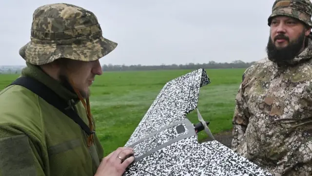 Soldados ucranianos inspeccionan el dron Sirko, el 30 de abril.