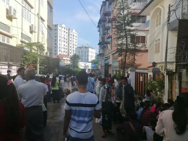 Q﻿R ကုဒ် ပြန်ရောင်းသူပြီး ဝယ်တဲ့သူ ရုံးထဲဝင်မရတာတွေရှိ