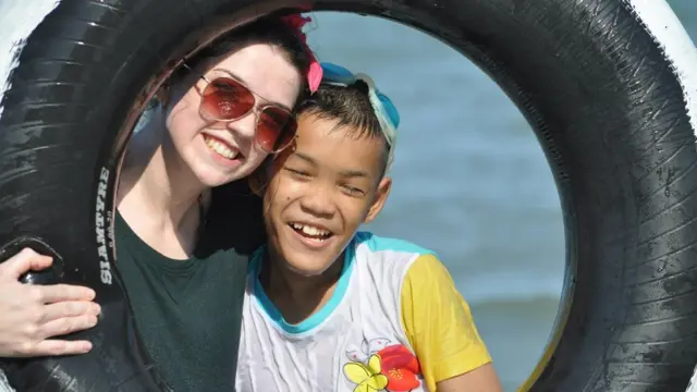 2 ปีที่อยู่ในไทย และช่วยเหลือมูลนิธิเพื่อเด็กพิการ ทำให้ฟ้าตระหนักถึงสิ่งที่ตนเองอยากทำ