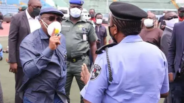 Governor Nyesom Wike dey follow police woman tok