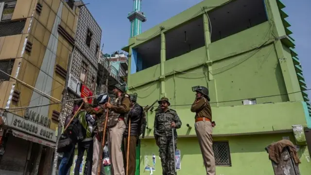 સુરક્ષામાં તહેનાત પોલીસ